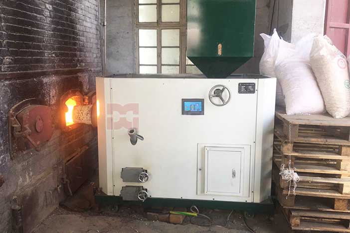 Biomass burner uses biomass particles or biomass pellet as fuel