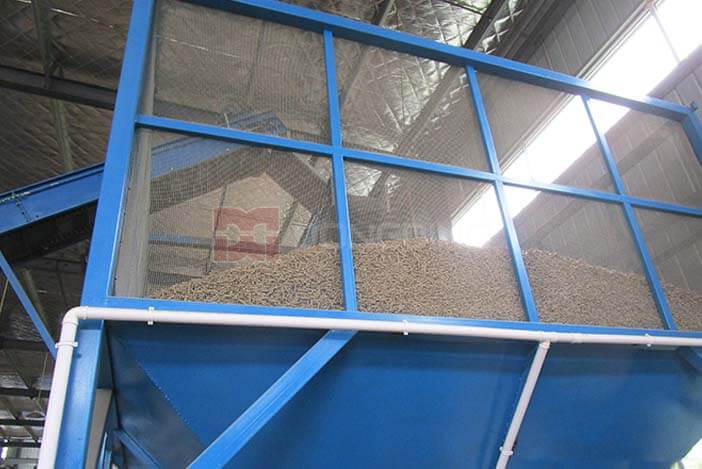 The biomass pellet production line including the process of crushing, drying, de-ashing and high-pressure molding, After being processed, the biomass pellet could approach the moisture of 8 to 10%, the combustion heat of 4000-4800 kilo calories per kilo g