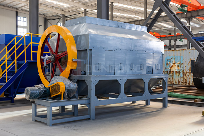Yeast dryer adopts an indirect heating mode, by heating the rotating drum, to evaporate the water in the yeast slurry adhering to the drum
